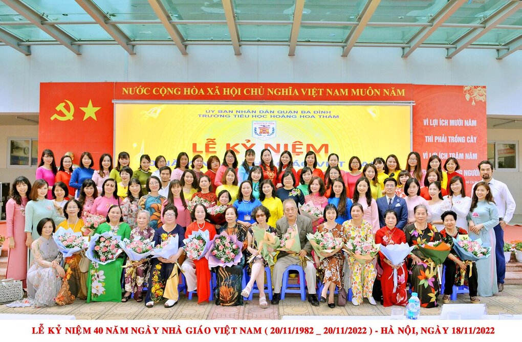 Cô trò Khối 2 trường Tiểu học Hoàng Hoa Thám hân hoan chào mừng ngày 40 năm Nhà giáo Việt Nam 20/11/1982 - 20/11/2022.