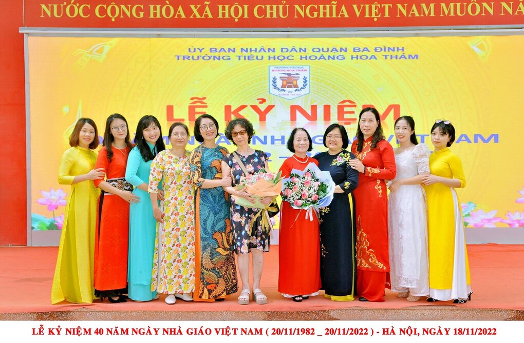 Cô trò khối 5 tưng bừng chào mừng kỉ niệm 40 năm ngày Nhà giáo Việt Nam 20-11