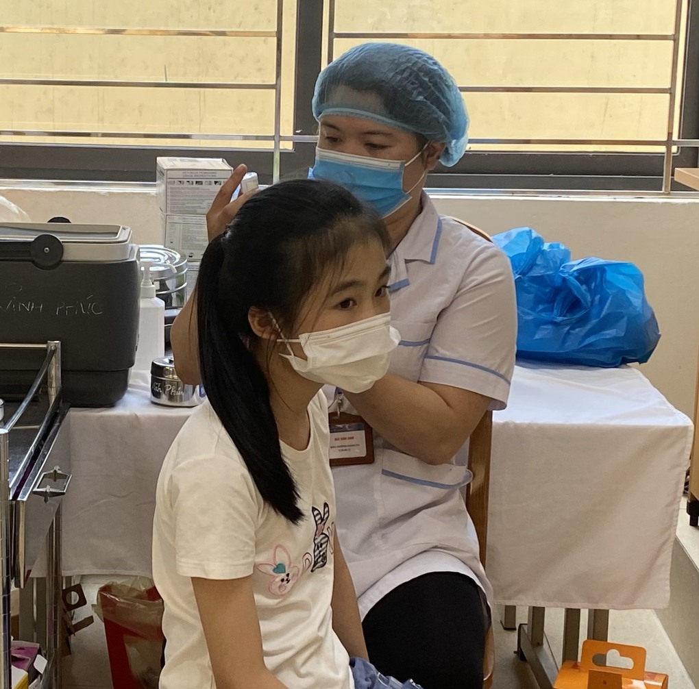 Tiêm mũi 2 vacxin ngừa Covid-19 cho học sinh khối 2,3,4,5 tại trường Tiểu học Hoàng Hoa Thám