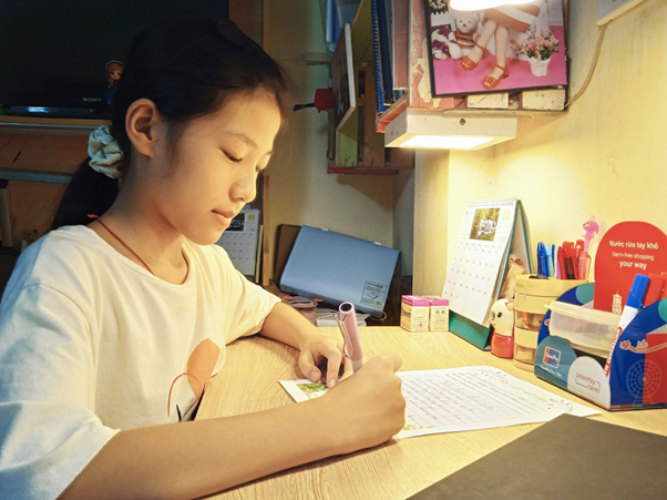 Lê Hà Anh - Học sinh trường Tiểu học Hoàng Hoa Thám đạt thành tích cao trong cuộc thi "Nét bút Hồng Hà"
