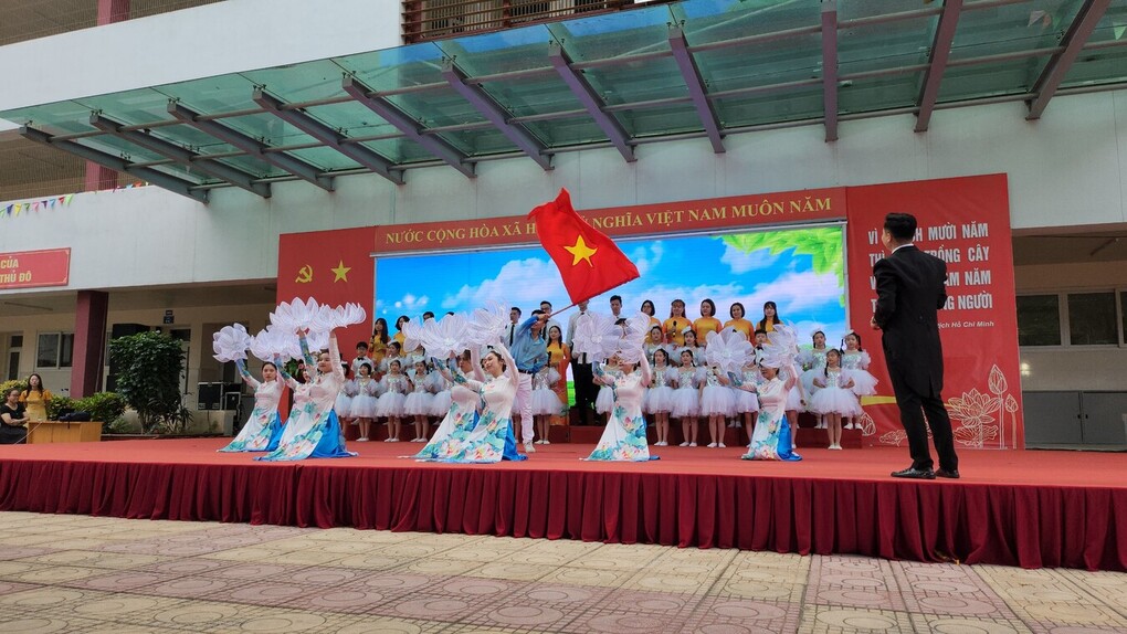 Tưng bừng Liên hoan Hợp xướng Ngành Giáo dục và Đào tạo quận Ba Đình chào mừng 41 năm ngày Nhà giáo Việt Nam