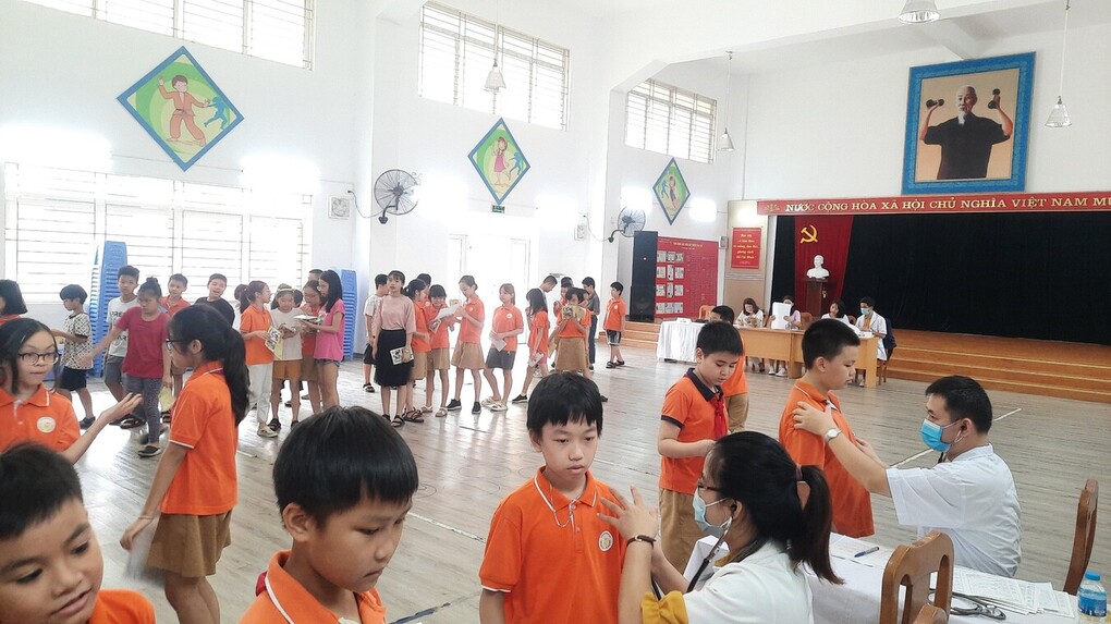 Trường Tiểu học Hoàng Hoa Thám tổ chức Khám sức khỏe cho học sinh toàn trường