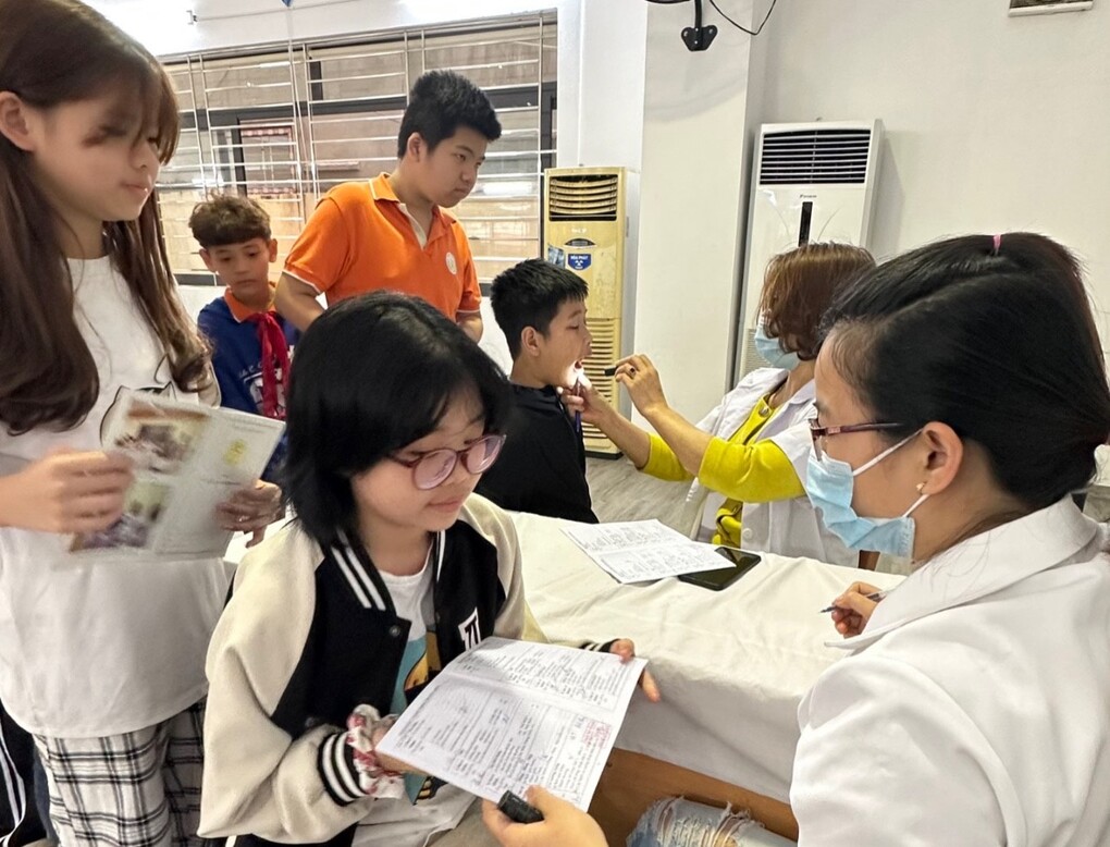 Trường Tiểu học Hoàng Hoa Thám tổ chức khám sức khỏe cho học sinh