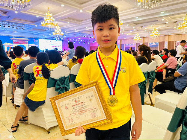 Niềm đam mê Tiếng Việt của cậu học trò nhỏ Hồ Khôi Nguyên