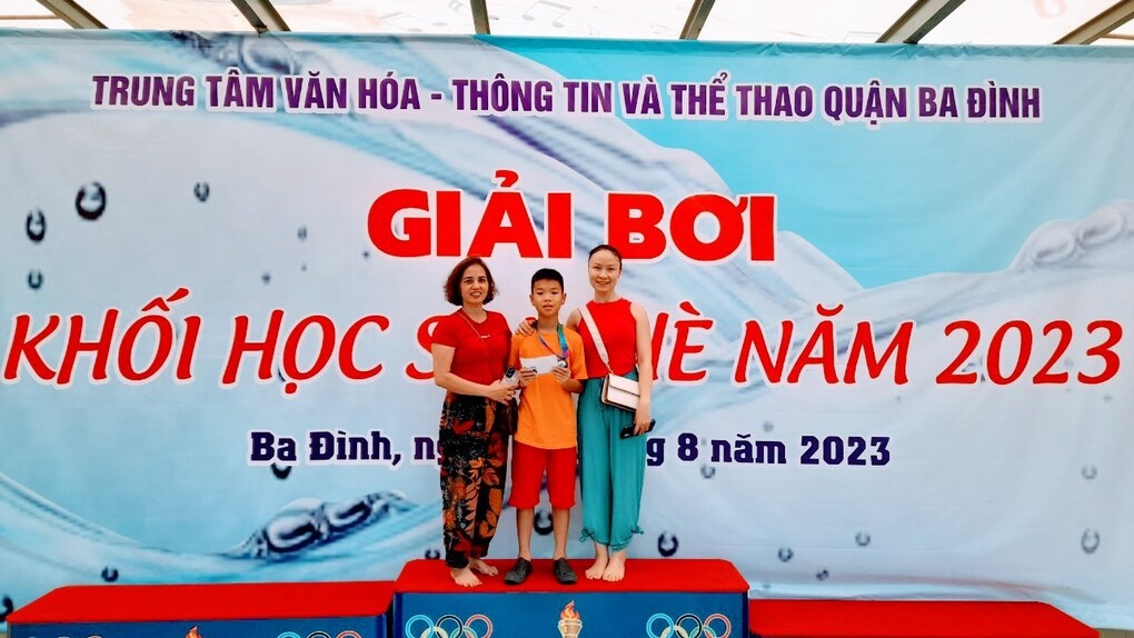 Các vận động viên nhí trường tiểu học Hoàng Hoa Thám tham gia giải bơi học sinh hè 2023 Quận Ba Đình