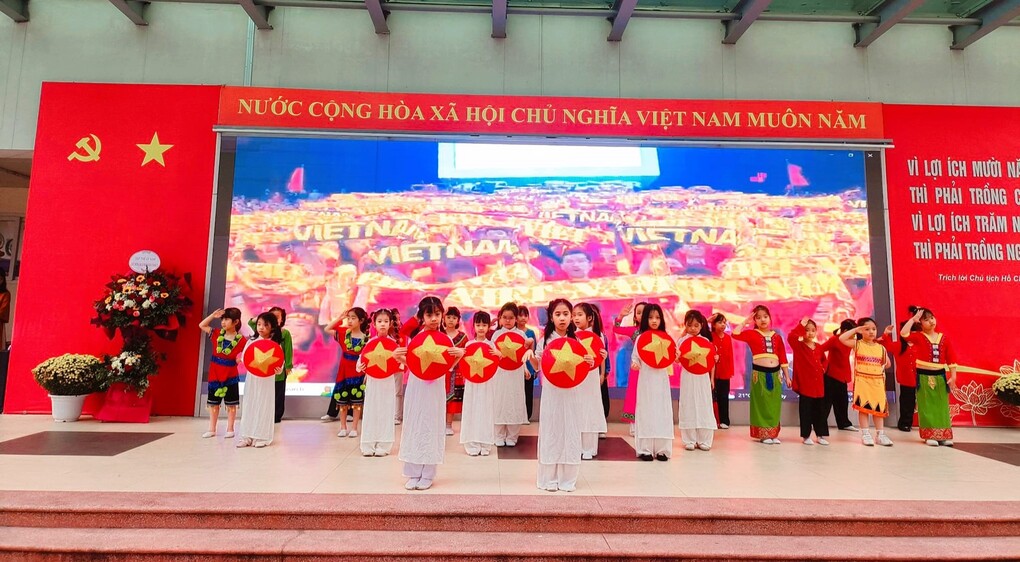 Sôi nổi cuộc thi trình diễn trang phục truyền thống của phụ nữ Việt Nam trong ngày 8/3