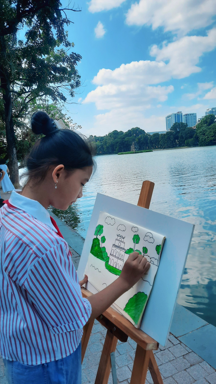 A child painting on a canvas

Description automatically generated