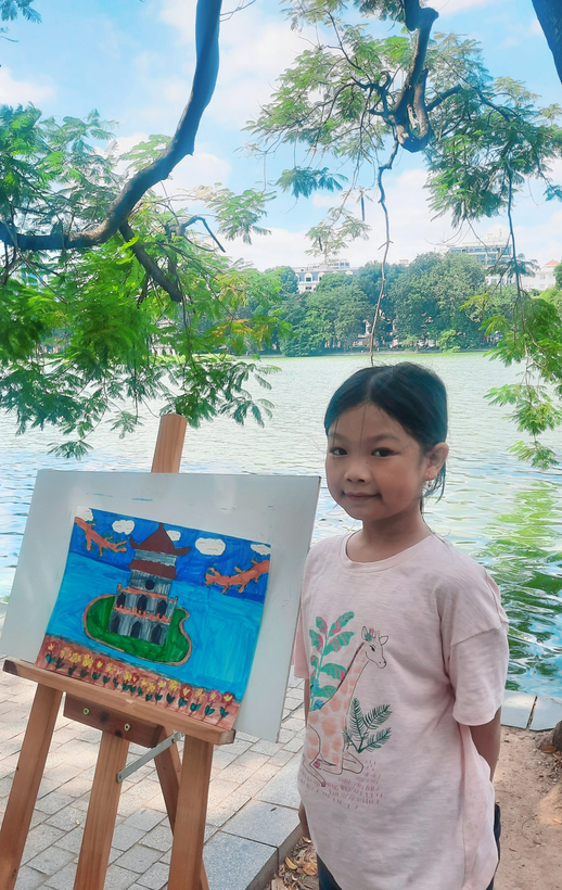 A child holding a painting

Description automatically generated