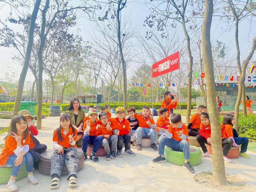 A group of children sitting on a bench in a park

Description automatically generated with low confidence