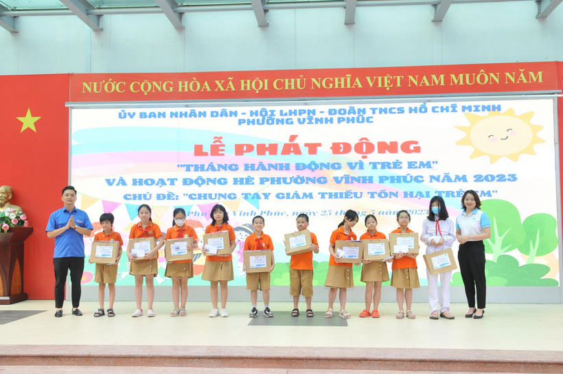 A group of children holding certificates

Description automatically generated with low confidence