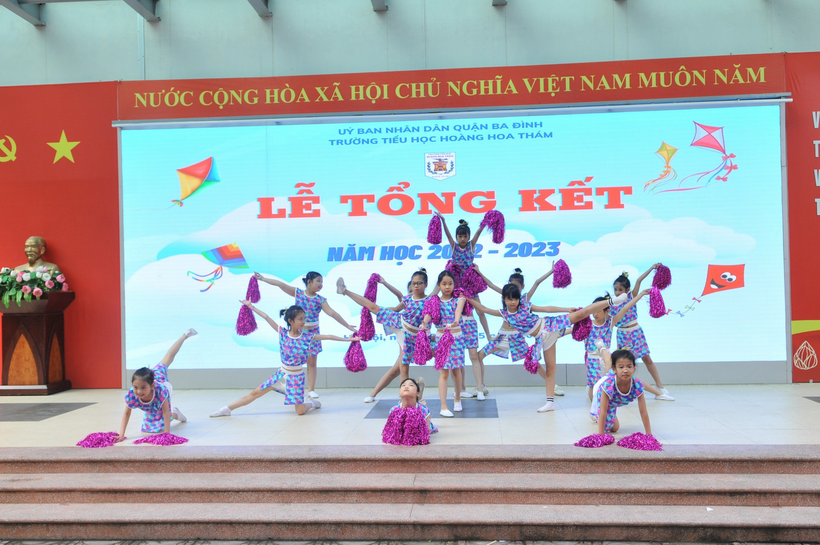 A group of young cheerleaders performing on stage

Description automatically generated with medium confidence
