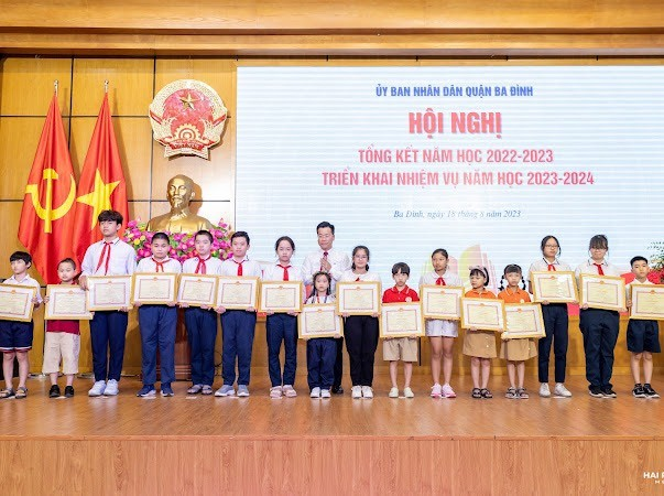 A group of children holding certificates

Description automatically generated