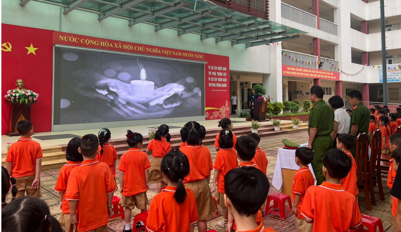 A group of children standing in front of a screen

Description automatically generated