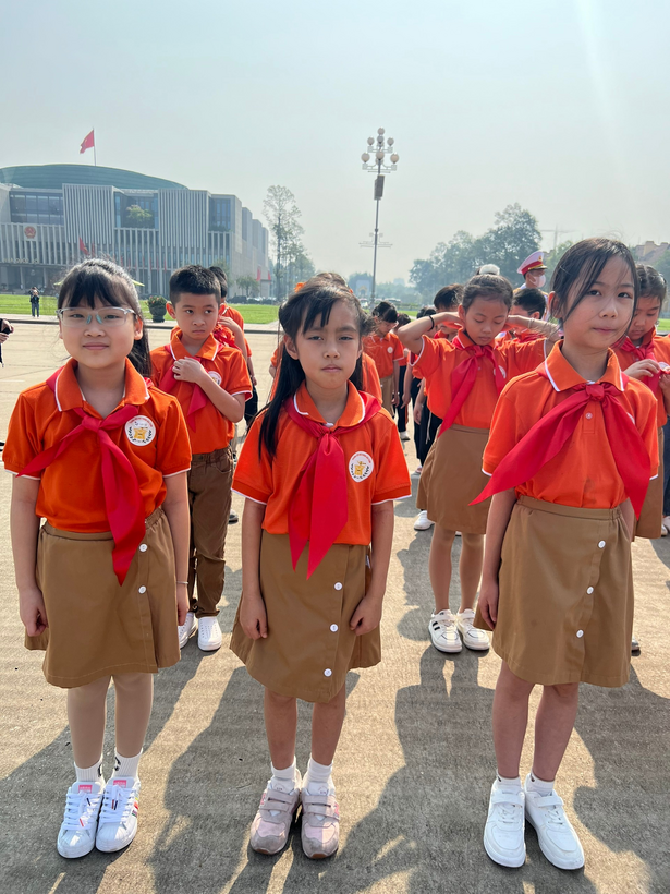 A group of girls in uniform

Description automatically generated