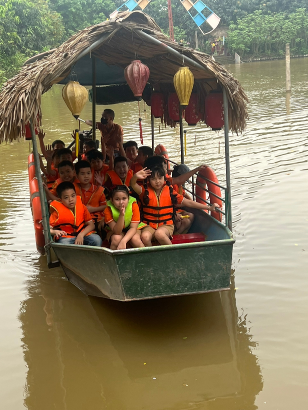 A group of children in a boat

Description automatically generated