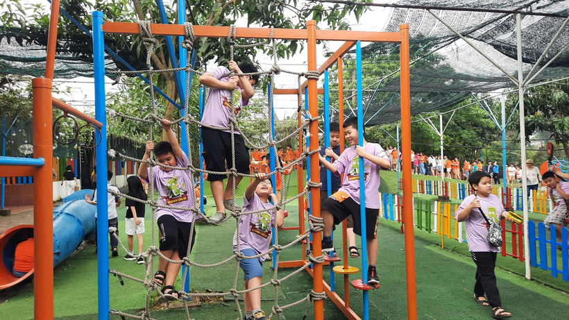 A group of kids playing on a jungle gym

Description automatically generated