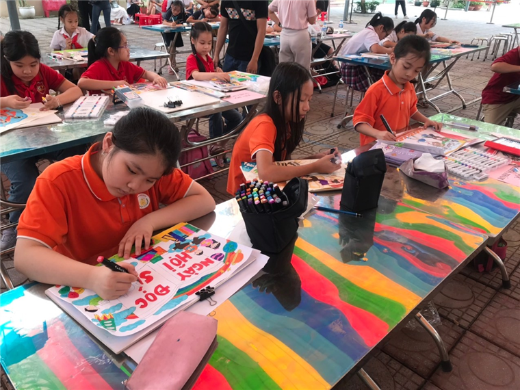 A group of children coloring at tables

Description automatically generated